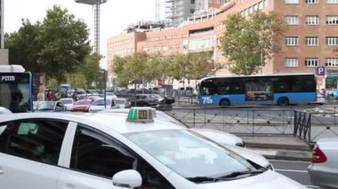 Trafik vardı. İspanya 'nın Madrid şehrinde sokaklar araba dolu. Trafik sıkışıklığı, otobüsler ve toplu taşıma araçları. Yatay video. Avrupa.
