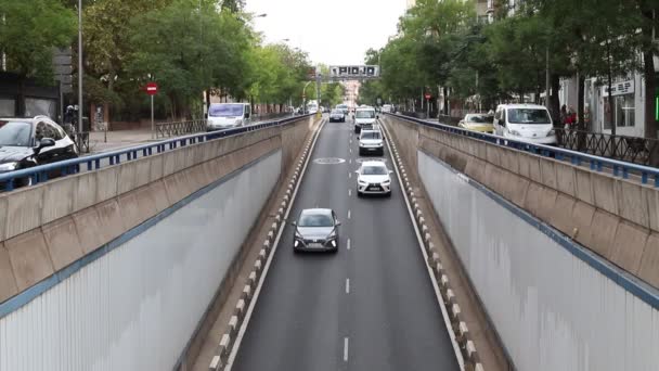 Trafik Vardı Spanya Nın Madrid Şehrinde Sokaklar Araba Dolu Trafik — Stok video