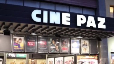 Sinema. Madrid 'de, İspanya' da, filmlerin prömiyerlerinin olduğu bir sinema panosu. Yatay video. Avrupa.