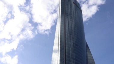 Gökdelen. İspanya 'nın Madrid şehrinin finansal bölümündeki cam gökdelenler. Yatay video. Avrupa.