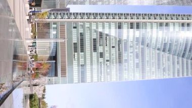 Gökdelen. İspanya 'nın Madrid şehrinin finansal bölümündeki cam gökdelenler. Yatay video. Avrupa.