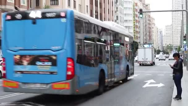 Mamie Célèbre Rue Pleine Voitures Personnes Promenant Dans Ville Madrid — Video