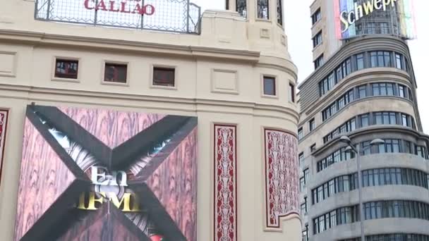 Gran Famosa Calle Llena Coches Gente Paseando Por Ciudad Madrid — Vídeo de stock