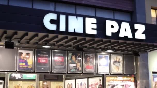 Een Bioscoop Cinema Billboard Met Premières Van Films Stad Madrid — Stockvideo