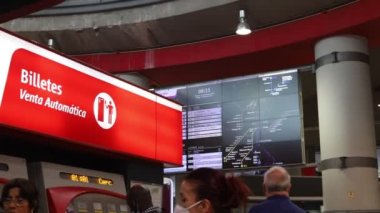 Tren. Tren istasyonu. Bir metro durağı ve banliyö treninin içinde bilet gişelerine girip çıkan insanlar ve Madrid 'deki trenin hareketleriyle. Video kaynağı.