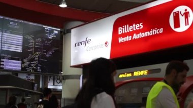 Tren. Tren istasyonu. Bir metro durağı ve banliyö treninin içinde bilet gişelerine girip çıkan insanlar ve Madrid 'deki trenin hareketleriyle. Video kaynağı.
