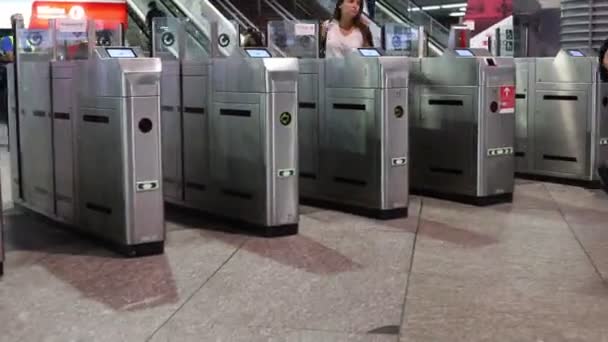 火车站 在马德里的地铁站和通勤列车的内部 人们进出售票处和列车的运行 视频资源 — 图库视频影像