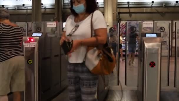 Trein Het Treinstation Interieur Van Een Metrohalte Pendeltrein Met Mensen — Stockvideo