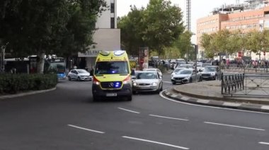 Hastanedeyiz. Klinikte. İspanya 'nın Madrid şehrinde doktorlar ve hemşirelerin olduğu acil servisler. Avrupa. Hasta insanlar binaya girip çıkıyorlar..