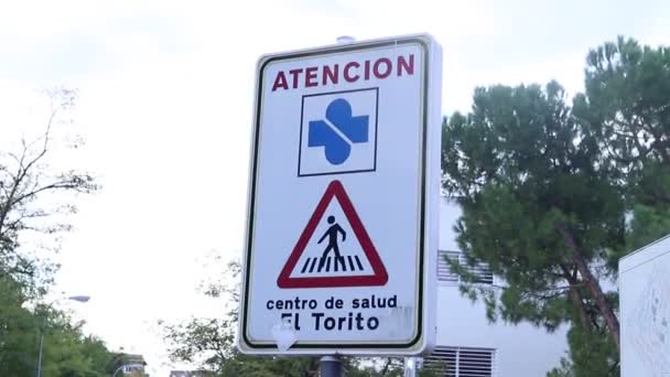 Krankenhaus Klinik Notaufnahmen Mit Ärzten Und Krankenschwestern Der Spanischen Stadt — Stockvideo