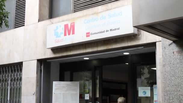 Krankenhaus Klinik Notaufnahmen Mit Ärzten Und Krankenschwestern Der Spanischen Stadt — Stockvideo