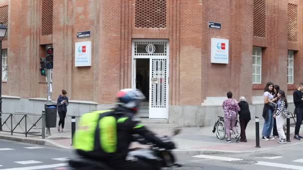 西班牙马德里市的急救室 有医生和护士 病人进出大楼 — 图库视频影像
