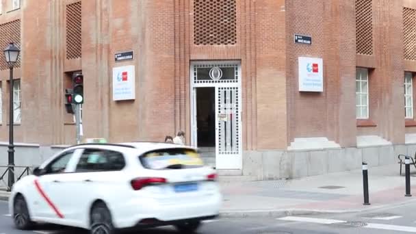 西班牙马德里市的急救室 有医生和护士 病人进出大楼 — 图库视频影像