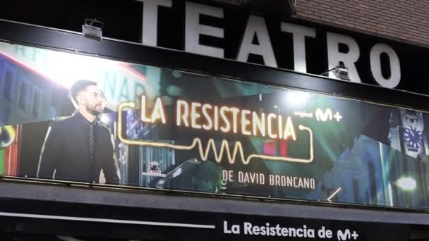 劇場だ 劇場の入り口は スペインのマドリード市内の建物の上の演劇のポスターです ヨーロッパだ 病気の人が建物に出入りして — ストック動画