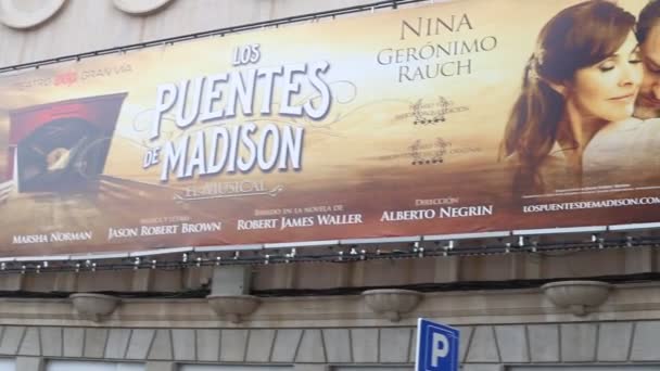 劇場だ 劇場の入り口は スペインのマドリード市内の建物の上の演劇のポスターです ヨーロッパだ 病気の人が建物に出入りして — ストック動画