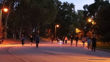 Park et. İspanya 'nın Madrid şehrindeki Retiro Parkı' nda yürüyen insanlar. Avrupa. İnsanlar dışarıda egzersiz yapıyor..