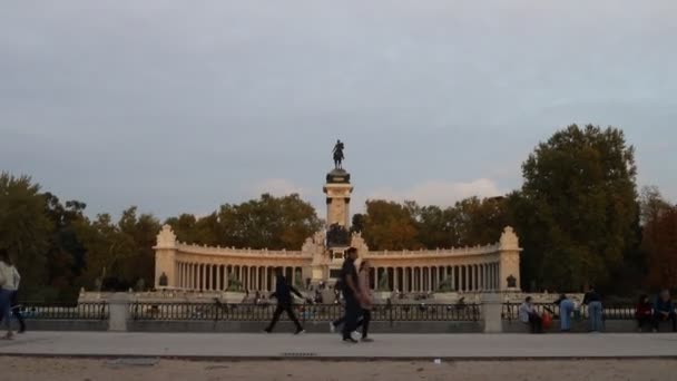 Park Spanya Nın Madrid Şehrindeki Retiro Parkı Nda Yürüyen Insanlar — Stok video