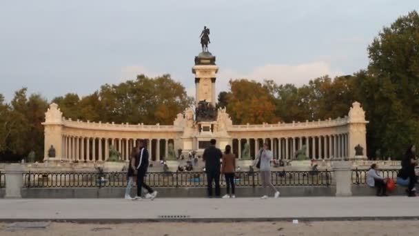 Park Spanya Nın Madrid Şehrindeki Retiro Parkı Nda Yürüyen Insanlar — Stok video