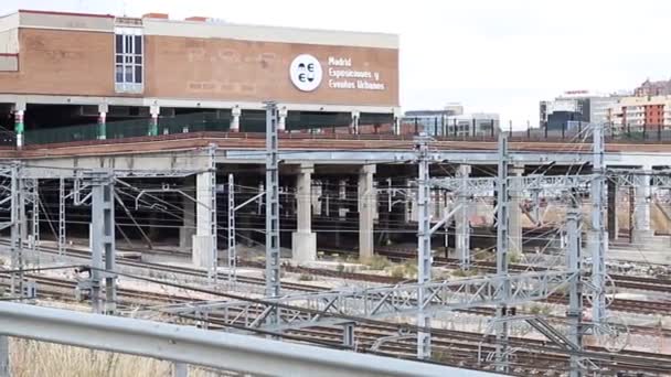 列車だ 列車の線路 駅に入る列車 駅を出る地下鉄 マドリード スペインでの輸送手段 水平ビデオ — ストック動画
