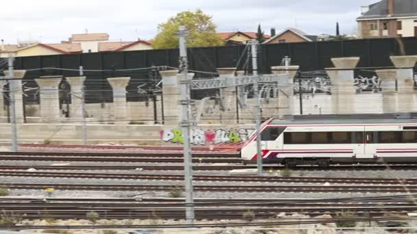 列車だ 列車の線路 駅に入る列車 駅を出る地下鉄 マドリード スペインでの輸送手段 水平ビデオ — ストック動画