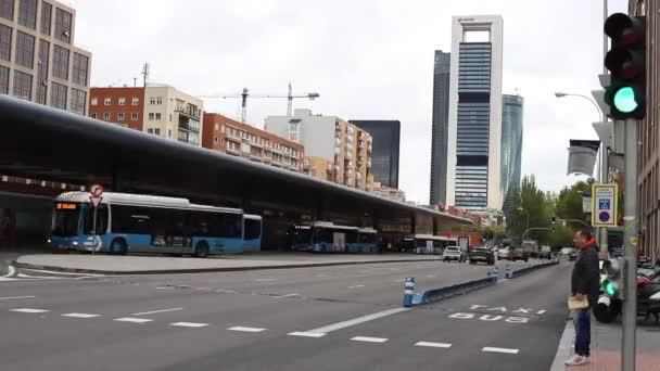 Время Покажет Расписание Оживленной Автомагистрали Мадриде Фоне Небоскребов Пасмурный День — стоковое видео