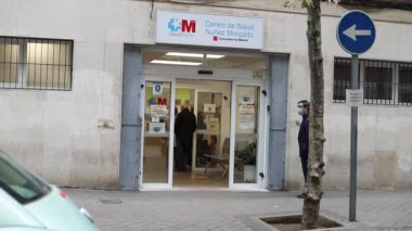Zaman aşımı hastanesi. Klinikte. İspanya 'nın Madrid şehrinde doktorlar ve hemşirelerin olduğu acil servisler. Avrupa. Hasta insanlar binaya girip çıkıyorlar..