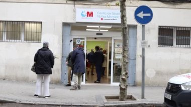 Hastanedeyiz. Klinikte. İspanya 'nın Madrid şehrinde doktorlar ve hemşirelerin olduğu acil servisler. Avrupa. Hasta insanlar binaya girip çıkıyorlar..
