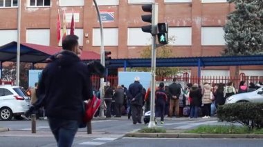 - Okul. Çocukların okula sabah ebeveynleri ve akrabaları eşliğinde girmesi. Madrid Üniversitesi, İspanya. Avrupa. Yatay video. MADRİD, İSPAN - 16 Kasım 2022.