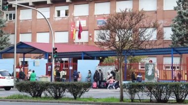 - Okul. Çocukların okula sabah ebeveynleri ve akrabaları eşliğinde girmesi. Madrid Üniversitesi, İspanya. Avrupa. Yatay video. MADRİD, İSPAN - 16 Kasım 2022.