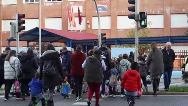 学校だ 午前中に両親や親戚と一緒に学校に入る子供たち スペインのマドリード大学 ヨーロッパだ 水平ビデオ マドリード スペイン 2022年11月16日 — ストック動画