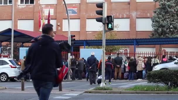 Okul Çocukların Okula Sabah Ebeveynleri Akrabaları Eşliğinde Girmesi Madrid Üniversitesi — Stok video