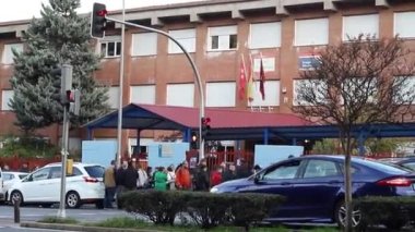 - Okul. Zaman atlaması okulu. Çocukların okula sabah ebeveynleri ve akrabaları eşliğinde girmesi. Madrid Üniversitesi, İspanya. Avrupa. Yatay video. MADRİD, İSPAN - 16 Kasım 2022.