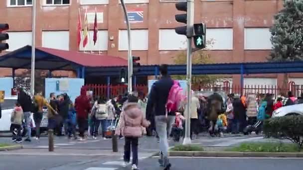 学校だ タイム ラプス スクール 午前中に両親や親戚と一緒に学校に入る子供たち スペインのマドリード大学 ヨーロッパだ 水平ビデオ マドリード スペイン — ストック動画