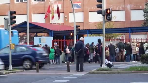 时间飞逝学校 上午在父母和亲属陪同下入学的儿童 马德里学院 西班牙 横向视频 马德里 Spain 2022年11月16日 — 图库视频影像