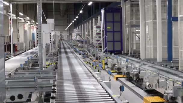 Gyár Gyár Táplálékláncban Gyártósor Autonóm Robotok Mozgatják Dobozokat Polcokról — Stock videók