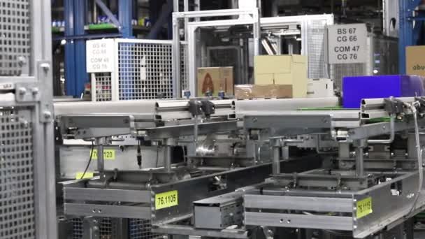 Fábrica Fábrica Cadeia Alimentar Linha Produção Robôs Autônomos Movendo Caixas — Vídeo de Stock