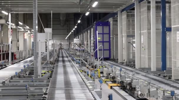 Фабрика Завод Харчовому Ланцюзі Виробнича Лінія Автономні Роботи Переміщують Коробки — стокове відео