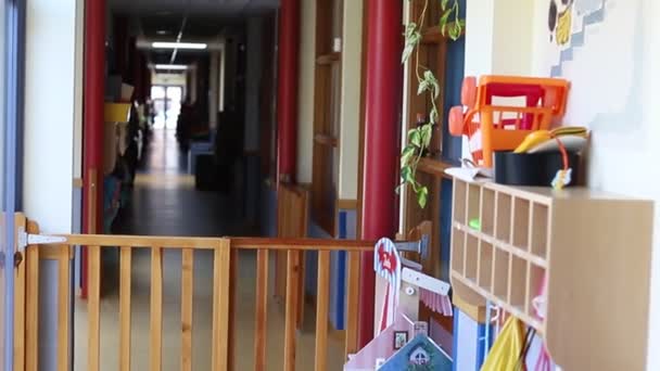 Universiteit Gangen Van Een School Corridor Van School Waar Jongens — Stockvideo