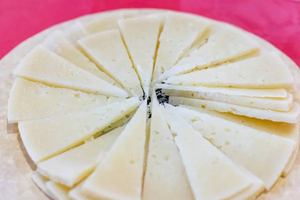 チーズだ 羊のチーズプレート 三角形のチーズ 横写真 — ストック写真