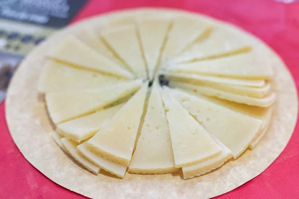 Τυρί Πιάτο Τυρί Προβάτου Τριγωνικό Τυρί Οριζόντια Φωτογραφία — Φωτογραφία Αρχείου