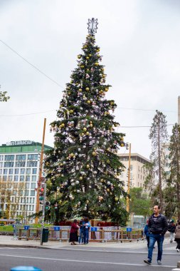 Firavun ağacı. Noel zamanı. Madrid 'deki Plaza de Espaa' da herkesin yürürken görebileceği bir yerde Noel ağacı dikildi. Noel 2022.