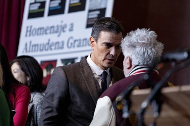 Pedro Sanchez Perez Castejn. Pedro Almodovar Caballero. Almudena Grandes anısına İspanya Hükümeti Başkanı ve Film Yönetmeni. MADRİD, İSPAN - 28 Kasım 2022.