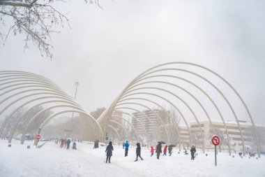 Kar yağıyor. Kış. Sokaklar, sokaktaki tüm elementleri kaplayan beyaz bir kar örtüsüyle kaplı. Soğuk kavram. Kış konsepti 2022 kışı. Fotoğraf:.