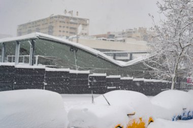 Kar yağıyor. Kış. Sokaklar, sokaktaki tüm elementleri kaplayan beyaz bir kar örtüsüyle kaplı. Soğuk kavram. Kış konsepti 2022 kışı. Fotoğraf:.