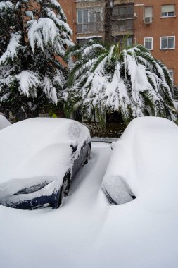 Kar yağıyor. Kış. Sokaklar, sokaktaki tüm elementleri kaplayan beyaz bir kar örtüsüyle kaplı. Soğuk kavram. Kış konsepti 2022 kışı. Fotoğraf:.