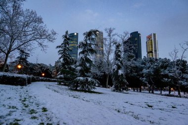 Kar yağıyor. Kış. Sokaklar, sokaktaki tüm elementleri kaplayan beyaz bir kar örtüsüyle kaplı. Soğuk kavram. Kış konsepti 2022 kışı. Fotoğraf:.