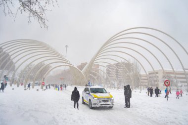 Kar yağıyor. Kış. Sokaklar, sokaktaki tüm elementleri kaplayan beyaz bir kar örtüsüyle kaplı. Soğuk kavram. Kış konsepti 2022 kışı. Fotoğraf:.