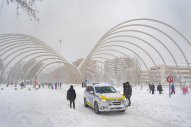 Kar yağıyor. Kış. Sokaklar, sokaktaki tüm elementleri kaplayan beyaz bir kar örtüsüyle kaplı. Soğuk kavram. Kış konsepti 2022 kışı. Fotoğraf:.