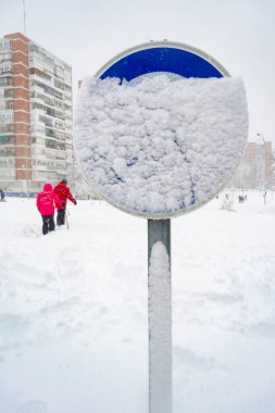 Kar yağıyor. Kış. Sokaklar, sokaktaki tüm elementleri kaplayan beyaz bir kar örtüsüyle kaplı. Soğuk kavram. Kış konsepti 2022 kışı. Fotoğraf:.