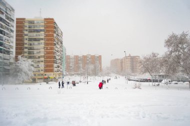 Kar yağıyor. Kış. Sokaklar, sokaktaki tüm elementleri kaplayan beyaz bir kar örtüsüyle kaplı. Soğuk kavram. Kış konsepti 2022 kışı. Fotoğraf:.